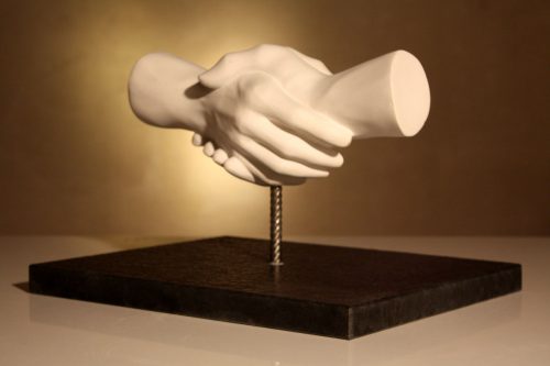 Bildhauerarbeit Handschlag